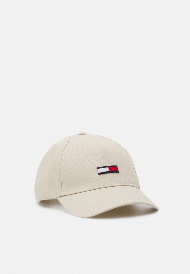 Casquette de baseball beige avec une visière incurvée et un petit logo rectangulaire rouge, blanc et marine au centre avant.