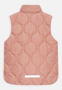 Kamizelka bez rękawów pikowana w delikatnym różu, z okrągłymi wzorami haftu, wysokim kołnierzem i odblaskowym akcentem na dole.