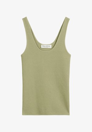 Débardeur vert olive en tissu côtes avec bretelles larges et décolleté arrondi ; présente une petite étiquette au cou avec le nom de la marque.