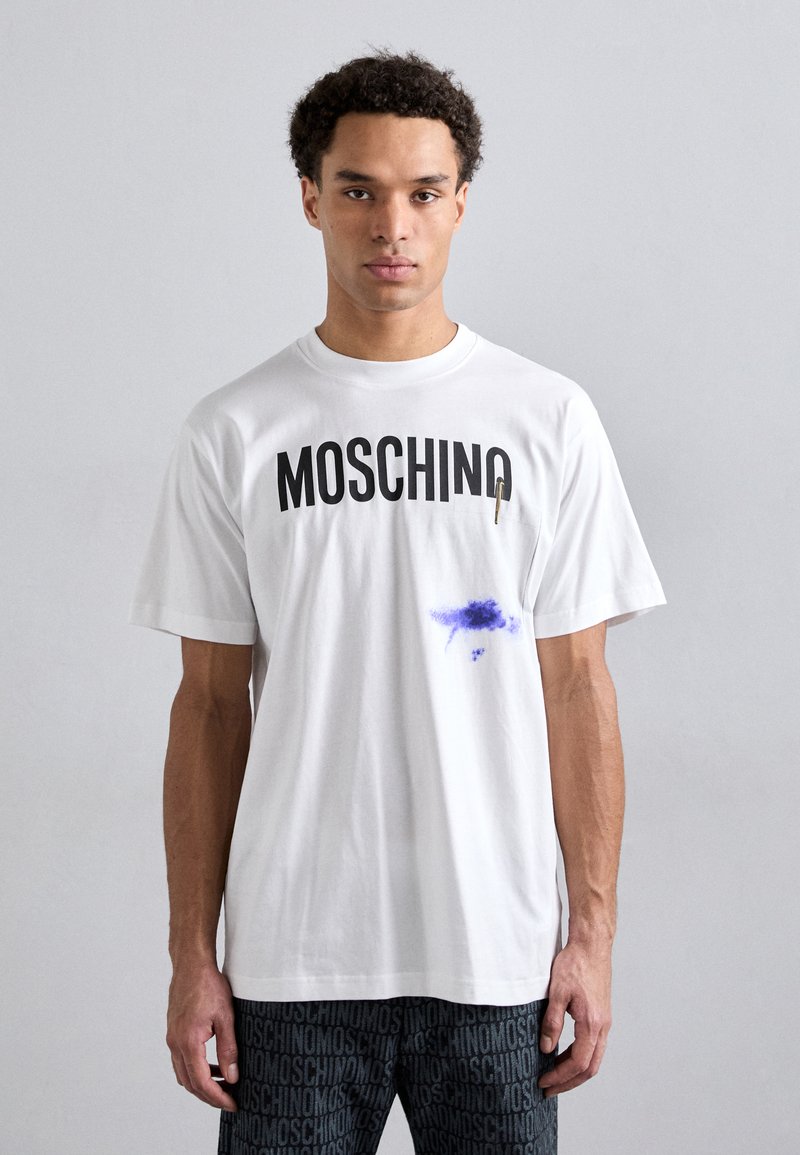 MOSCHINO WITH LOGO PEN INK  - Apdrukāts T-krekls - white