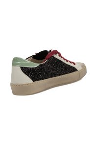 Zapatillas con parte superior de glitter negro, acentos de cuero crema, talón en verde menta, cordones burdeos y suela de goma beige.