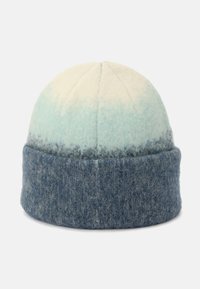Beanie in lana con un gradiente ombre che va dal blu chiaro al blu scuro, con orlo piegato e texture morbida. Cuciture superiori visibili.