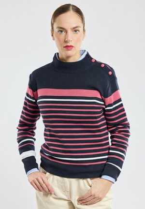 Marineblauwe trui met roze, witte en grijze strepen. Beschikt over een geribde ronde hals en knoopaccenten op de schouder. Gemaakt van gebreide stof.