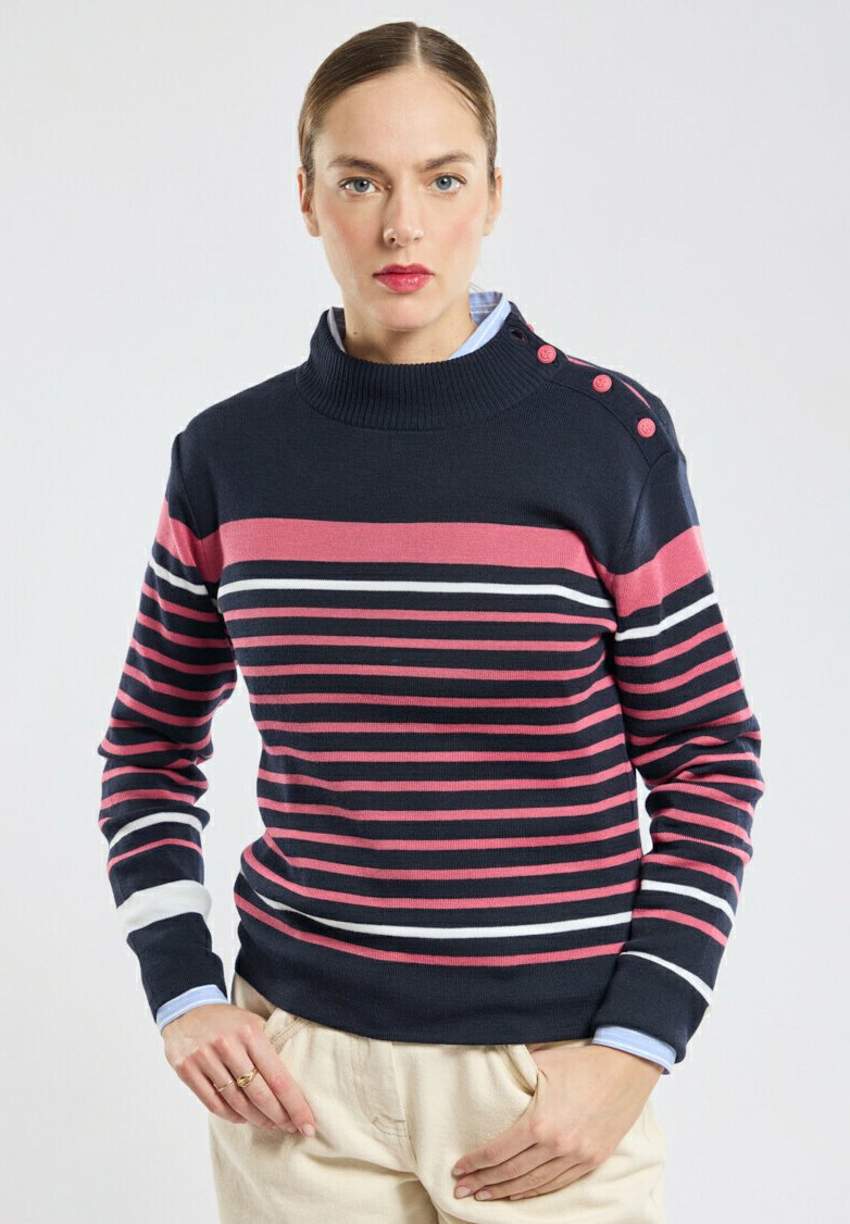 Maglione blu navy con strisce rosa, bianche e grigie. Presenta un collo a girocollo con coste e dettagli a bottone sulla spalla. Realizzato in tessuto lavorato a maglia.
