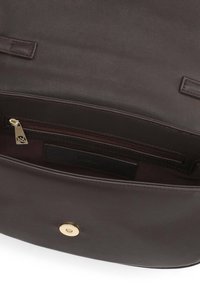 Ciemnobrązowa skórzana torebka o teksturowanej powierzchni. Wnętrze zawiera kieszeń na zamek błyskawiczny oraz zapięcie magnetyczne. Subtelne oznaczenia marki są widoczne.