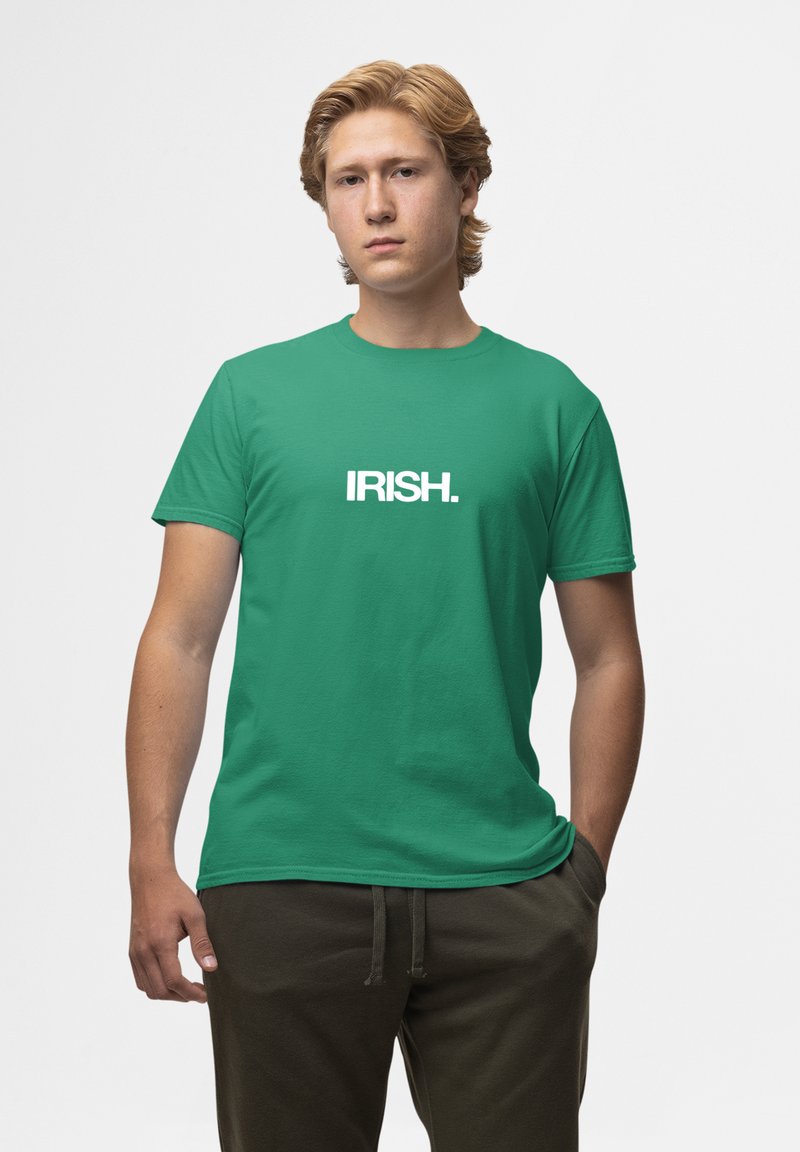 Zelené bavlněné tričko s nápisem "IRISH." tučným bílým písmem. Krátké rukávy, kulatý výstřih, hladká textura, volný střih.