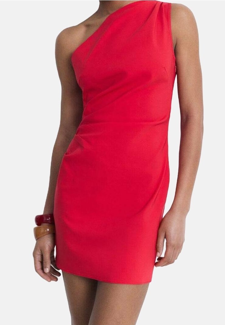 Robe mini rouge à une épaule, fabriquée en tissu lisse, présentant une silhouette ajustée et de subtils détails drapés. Les accents incluent un bracelet.