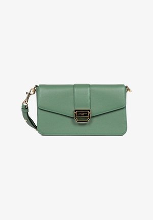 Pochette en cuir vert avec une texture lisse, dotée d'un fermoir doré et d'une bandoulière amovible pour plus de polyvalence. Forme rectangulaire structurée.