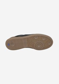Sneaker nera con suola in gomma, caratterizzata da un fondo testurizzato e motivo a scacchi con dettagli circolari. Suola in gomma beige migliora la presa e la durata.