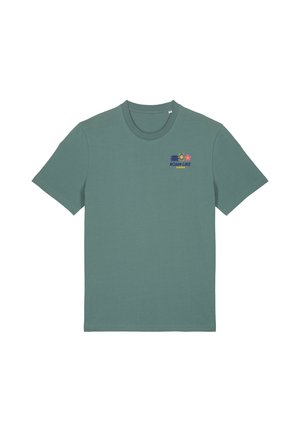 Grünes T-Shirt mit kurzen Ärmeln, kleinem, farbenfrohem Sommermotiv und dem Text "ROAM LIKE SUMMER" auf der linken Brust.