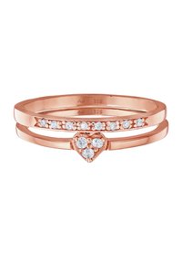 Ringe aus Roségold-Set mit zwei Bändern. Ein Band mit kleinen klaren Steinen und ein herzförmiges Mittelstück mit drei klaren Steinen.