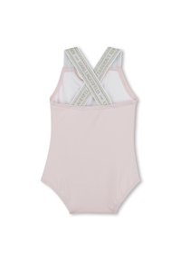 Maillot de bain rose clair avec une texture lisse, arborant des bretelles croisées en tissu à motif contrasté au dos. Design et coupe simples.