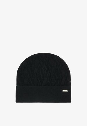 Berretto in maglia nera caratterizzato da un motivo testurizzato e un risvolto. Un piccolo logo metallico è visibile sul lato.