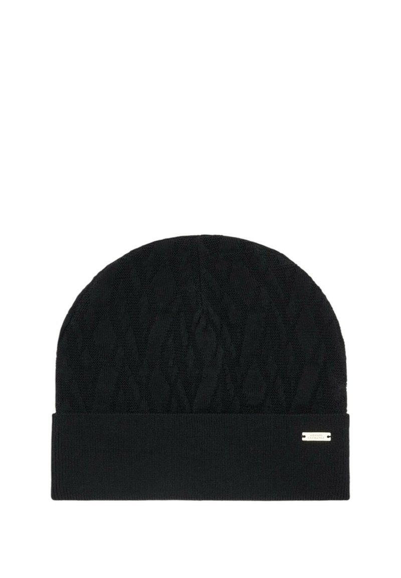 Gorro de punto negro con un patrón texturizado y un puño doblado. Un pequeño acento de logo metálico es visible en el lateral.