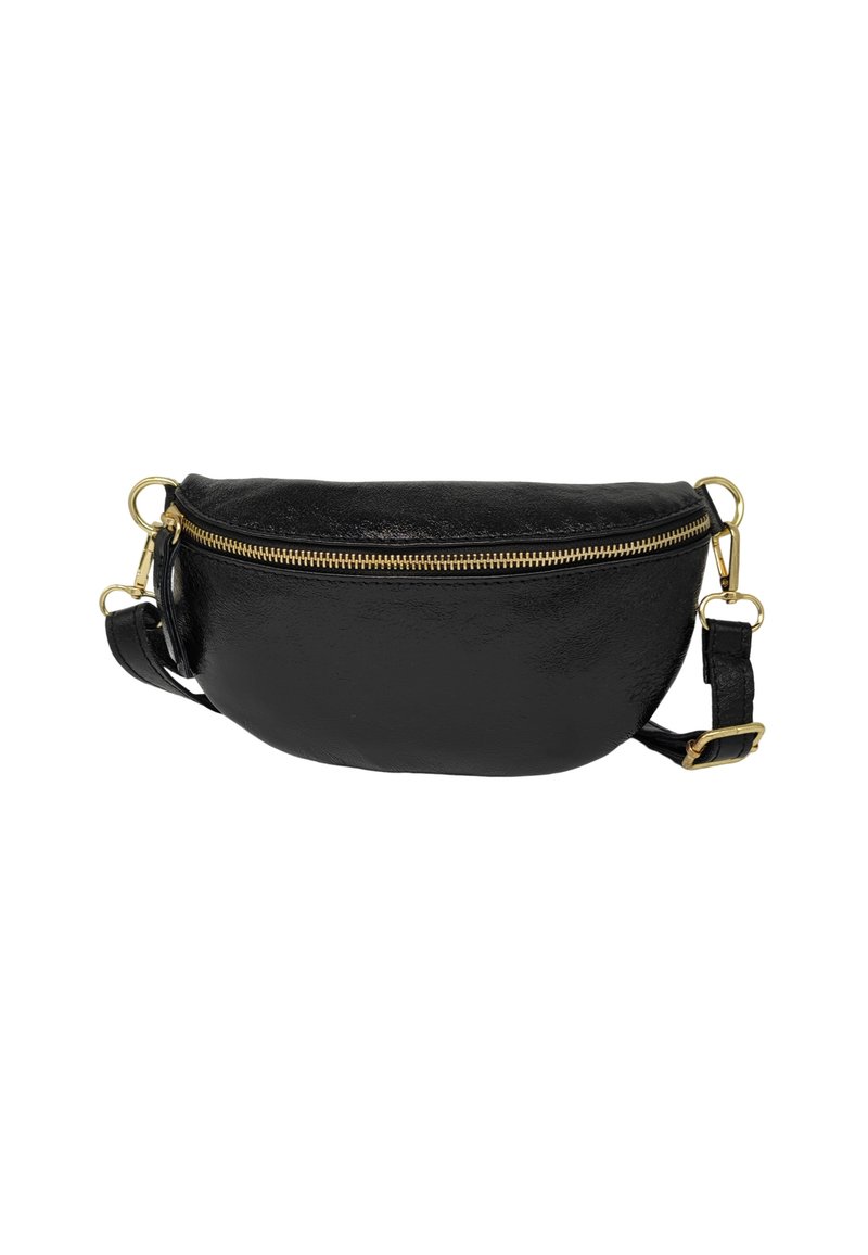 Sac banane en cuir noir à la forme arrondie, doté d'une fermeture éclair dorée et d'une sangle amovible. Texture lisse avec des accents minimaux.