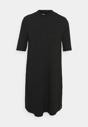 Schwarzes ribbeltes Kleid mit hohem Kragen und kurzen Ärmeln. Hergestellt aus strukturiertem Stoff, bietet es eine lockere Passform und einen abgerundeten Saum.