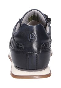 Baskets en cuir bleu marine avec des panneaux en maille, semelle intermédiaire blanche et semelle extérieure en caoutchouc marron. Dotées d'un logo à l'arrière et d'un col rembourré pour le confort.