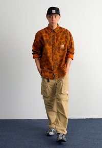 Carhartt WIP DUCK - Vapaa-ajan kauluspaita - green/turmeric