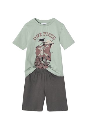 Hellgrünes Kurzarmhemd mit dem Schriftzug "ONE PIECE" und einer Piratenschiff-Grafik, kombiniert mit dunkelgrauen Shorts mit elastischem Bund.