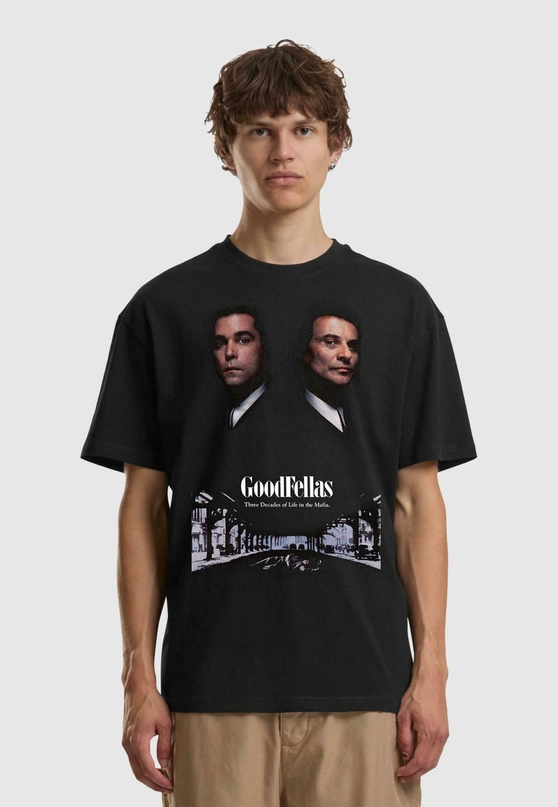 Musta puuvillane T-särk, millel on graafika kahest ülikonnas mehest. Ahnab "GoodFellas" teksti ja alloleva tänavaskeemi kujutise. Lühikesed varrukad.