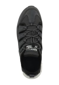 Černá sportovní bota s nylonovým svrškem, kontrastní gumovou špičkou, elastickými tkaničkami a polstrovaným límcem. Gumová podrážka pro lepší přilnavost.