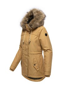 Giacca parka color sabbia con cappuccio foderato in pelliccia sintetica, coulisse, bottoni a pressione e tasche laterali. Tessuto liscio con una finitura leggermente lucida.