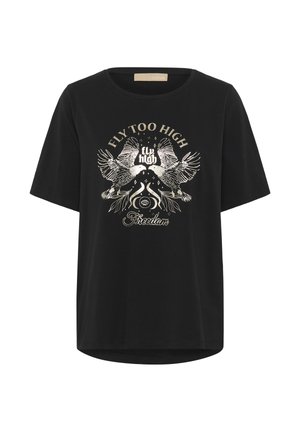 Čierne tričko s krátkymi rukávmi a okrúhlym výstrihom, na ktorom je zlatá grafika dvoch vtákov, text "FLY TOO HIGH" a dekoratívne prvky.
