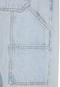 Țesătura de denim de culoare albastru deschis prezintă o buzunare mare aplicată, cu cusături contrastante de culoare portocalie. Textura este netedă, având un model clasic de țesătură din denim.