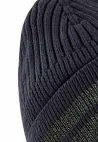 Gehaakt muts in donkergrijs met ribbelstructuur; heeft aan de onderkant een contrasterende groene band. Zacht, rekbaar materiaal.