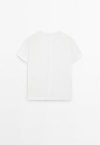 Hvid kortærmet t-shirt med rund hals og lige snit. Stoffet virker glat med en enkel, flad søm ned langs midten.