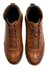 Brązowe skórzane botki za kostkę o teksturowanym wykończeniu, z okrągłymi noskami, sznurowanym fasonem i kontrastującym czarnym wykończeniem wewnętrznym.