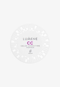 Polvo Corrector de Color CC de Lumene en un envase redondo blanco con un diseño ventilado. Presenta texto en púrpura y un símbolo de hoja que indica que es vegano.