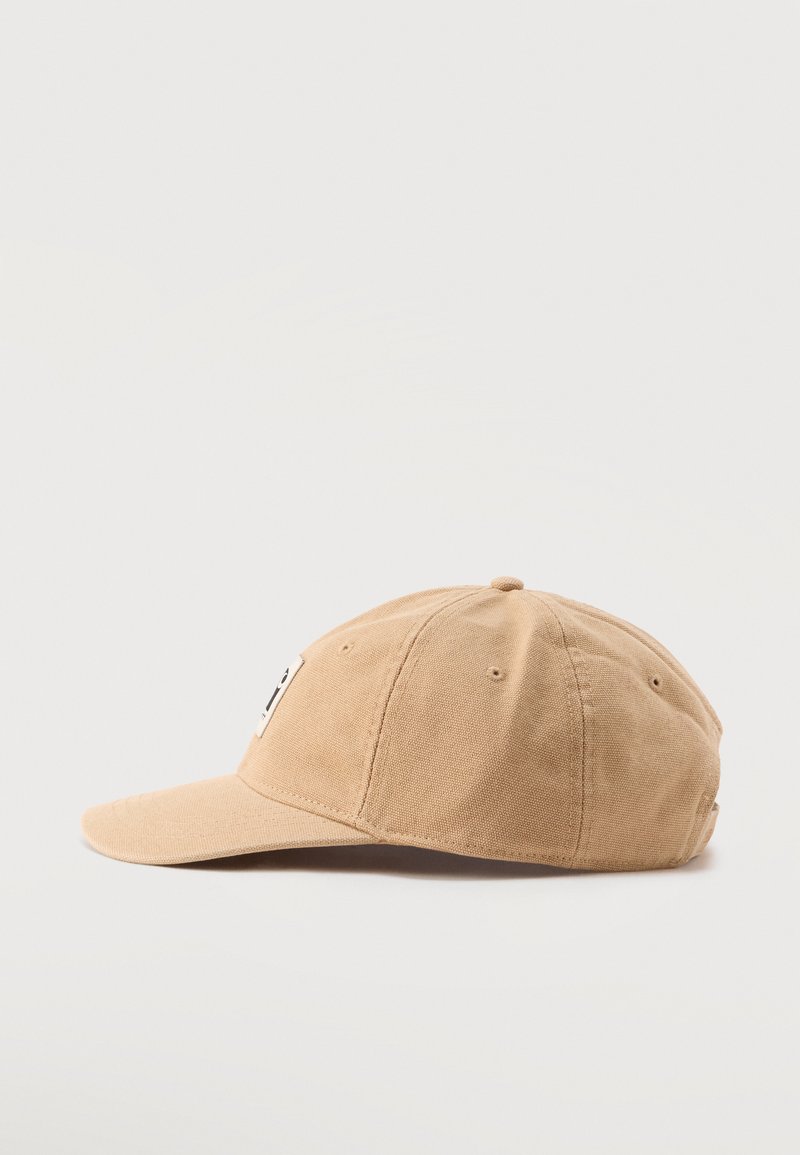 Beige Baumwoll-Baseballkappe, seitlich gezeigt, mit abgesteppten Einsätzen, Belüftungsöffnungen und kleinem Logo vorne.