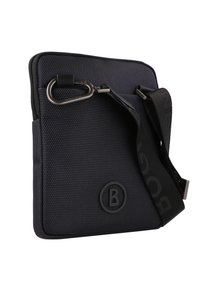 Borsa a tracolla blu scuro con tessuto testurizzato, dotata di un logo nero, tracolla regolabile e clip in metallo per attacco.