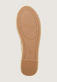 Semelle de chaussure en caoutchouc brun clair avec une surface texturée. Présente un bout arrondi et des motifs de semelle distinctifs pour une meilleure adhérence. Taille 40 indiquée.