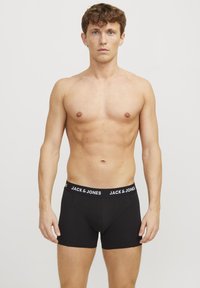 Schwarze Boxershorts aus Baumwolle mit einem bedruckten Bund. Glatte Textur, enganliegende Passform und ein offenes Fliegendesign.
