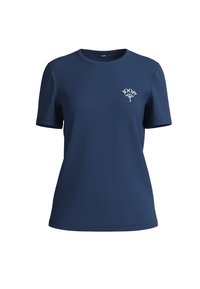 Granatowy T-shirt z krótkim rękawem i okrągłym dekoltem. Na piersi znajduje się biały logo, a materiał jest gładki i lekki.