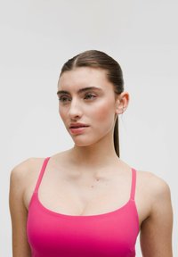Helles pinkes ärmelloses Top mit dünnen Trägern. Glatte Textur und einfaches Design, mit rundem Ausschnitt und ohne Muster.