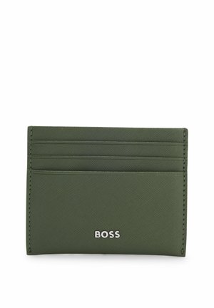 Portacarte in pelle verde con tre slot per carte e logo BOSS argento centrato nella parte inferiore frontale.