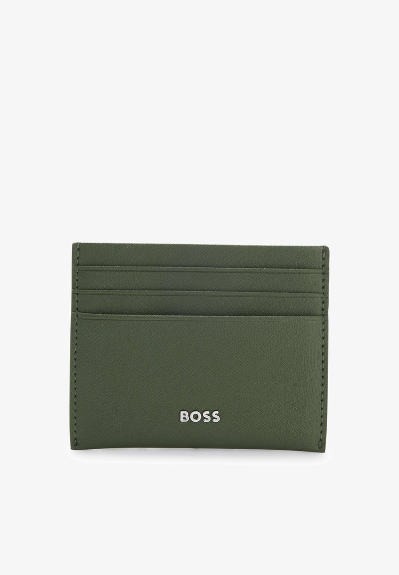 Porte-cartes en cuir vert avec trois emplacements pour cartes et logo BOSS argenté centré en bas devant.