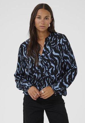 Zwarte blouse met blauw abstract patroon, lange mouwen en een v-hals. Gladde stof met een relaxed fit.