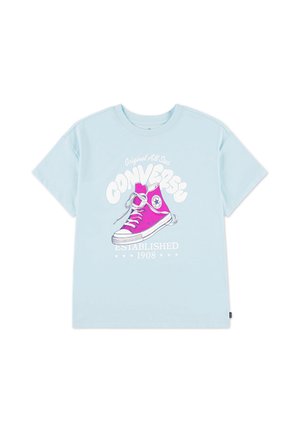 Camiseta azul claro con gráfico de zapatilla Converse de caña alta rosa y texto blanco "Converse Original All Star Established 1908."