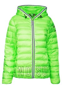 Chaqueta acolchada de color verde lima con capucha, diseño acolchado, cremallera frontal, rayas negras contrastantes y texto blanco impreso en la parte baja izquierda.