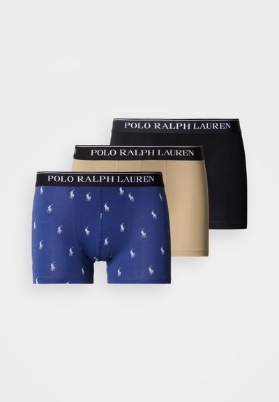 Σετ τριών ανδρικών boxer briefs: ένα σε ναυτικό μπλε με σχέδιο λευκού λογότυπου του πόλο, ένα μπεζ και ένα μαύρο. Όλα διαθέτουν μαύρη μέση με λογότυπο.
