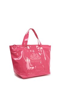Borsa tote in PVC rosa, lucida, con manici robusti e chiusura a zip. Presenta un logo in rilievo e un ampio interno.