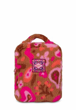 Sac à dos marron duveteux avec un motif abstrait rose et orange, doté d'une poignée supérieure et d'un écusson de marque coloré à l'avant.