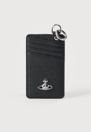 Musta teksturoitu korttikotelo, jossa on kolme korttipaikkaa, hopearenkaat kiinnitettynä ja pieni hopeinen pallo, jossa rengaslogo edessä.