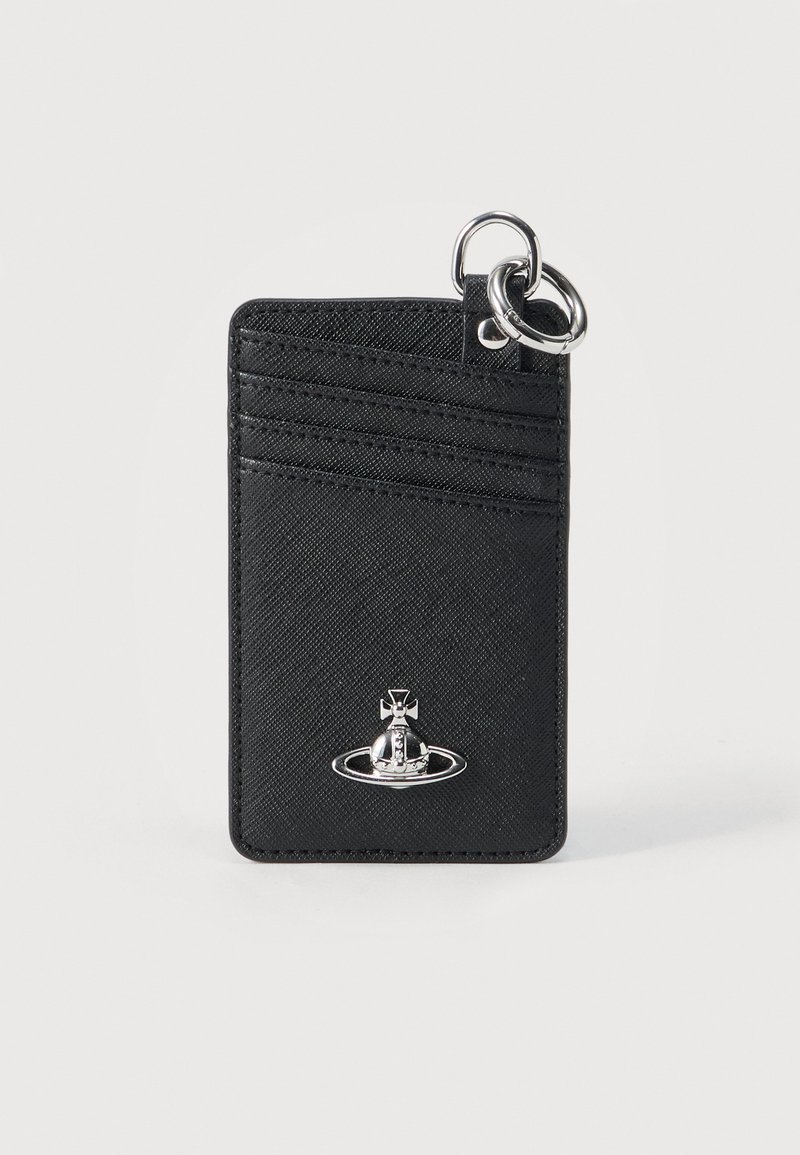 Μαύρη υφασμάτινη θήκη καρτών με τρεις θήκες για κάρτες, ασημένια δαχτυλίδια προσαρτημένα και μια μικρή ασημένια σφαίρα με λογότυπο δαχτυλιδιού μπροστά.