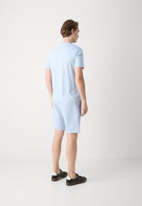 HUGO DULIVIO - Nyomott mintás póló - pastel blue