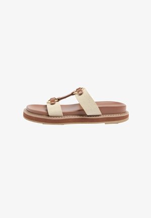 Flad slidesandaler med tan lædersål, beige stofremme og brune læderdetaljer med guldfarvede beslag på hvid baggrund.